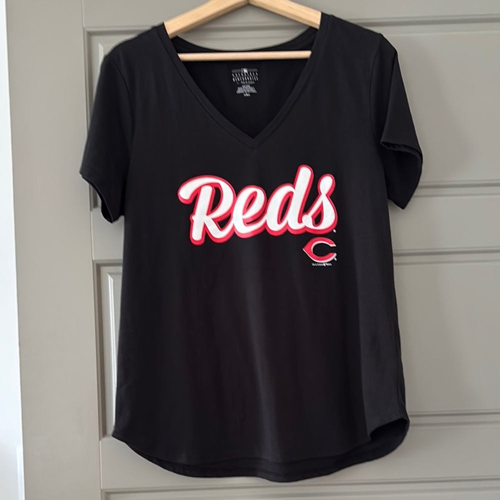Women’s MLB V-neck T-shirt; Cincinnati Reds; Size L